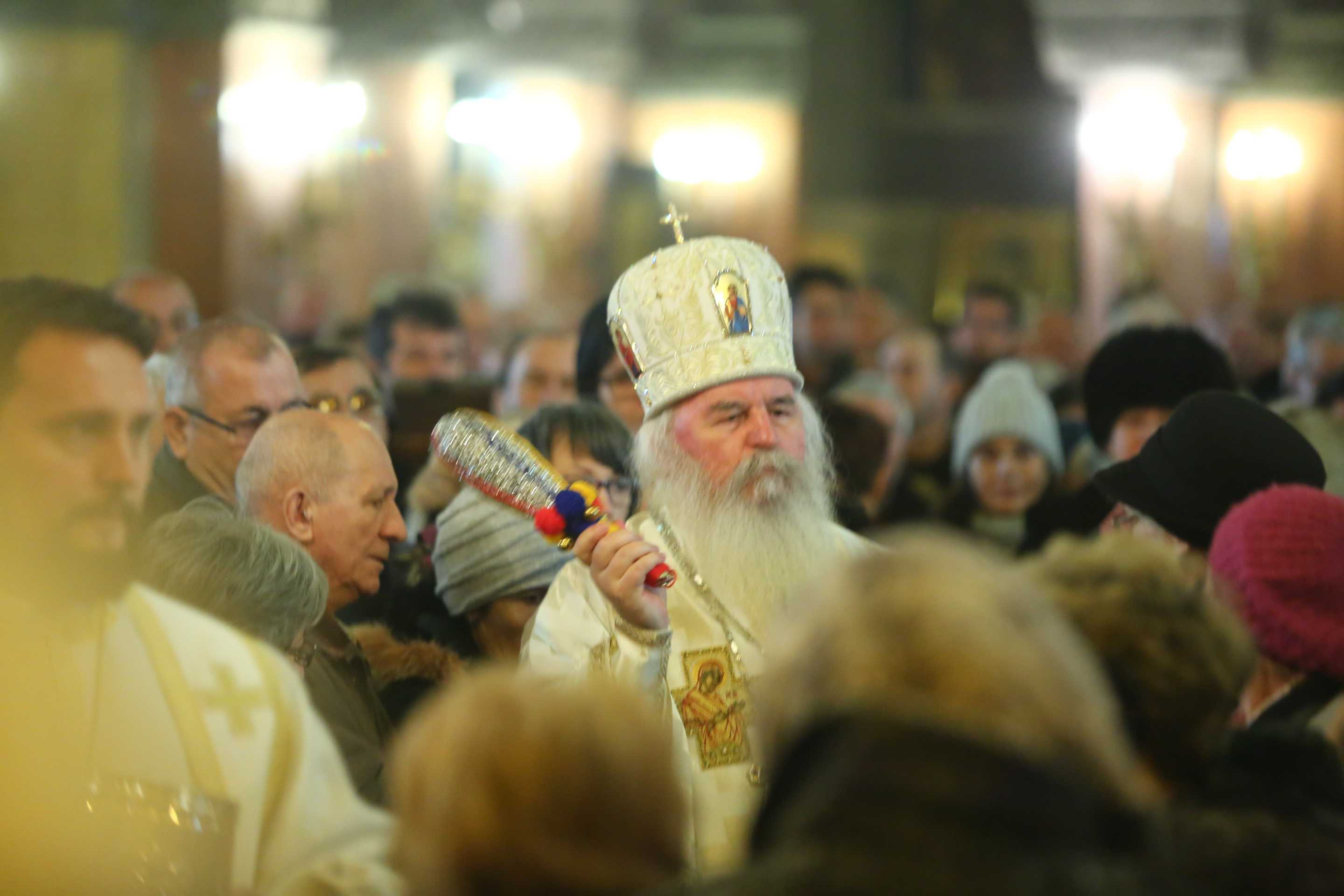 Cozi la apa sfințită de Bobotează, la catedrala din Timișoara. Oamenii au venit să ia aghiasmă mare