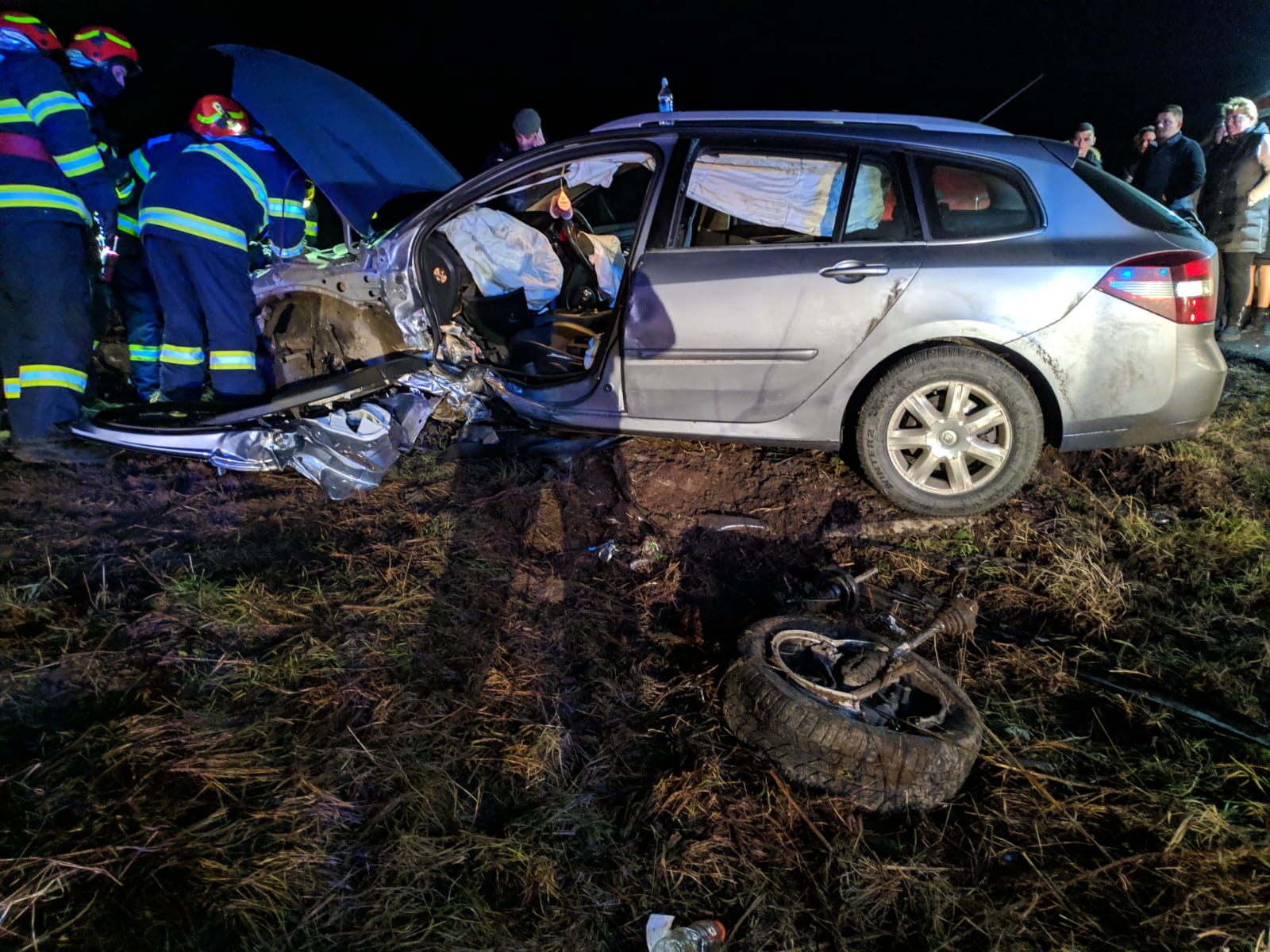 Accident între o mașină și un autobuz, pe drumul ce leagă Sânandreiul de Carani