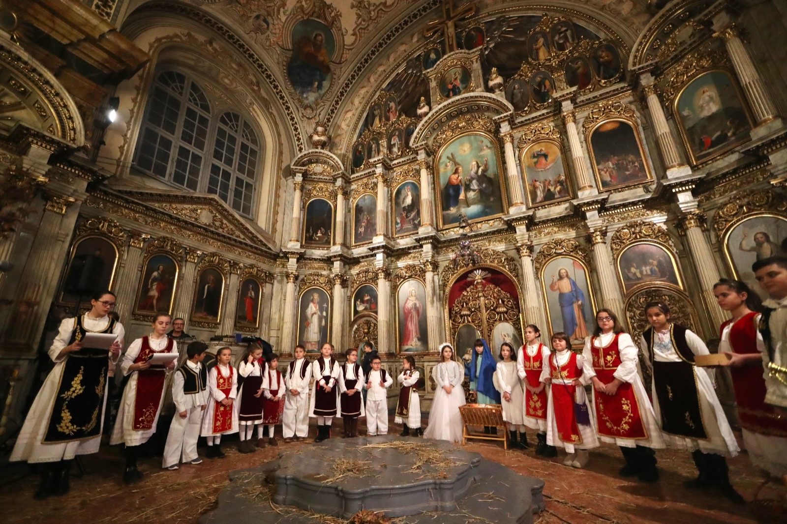 Sârbii au aprins Badnjak-ul, în curtea bisericii, la Timișoara