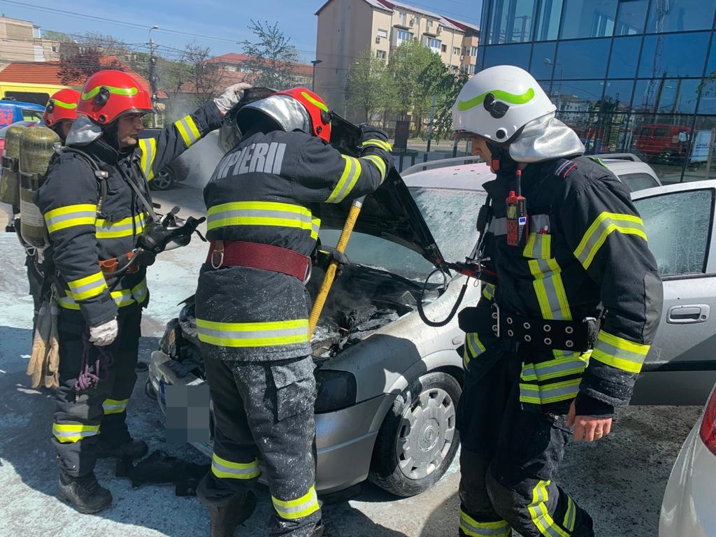 Mașină cuprinsă de flăcări în parcare, la Timișoara