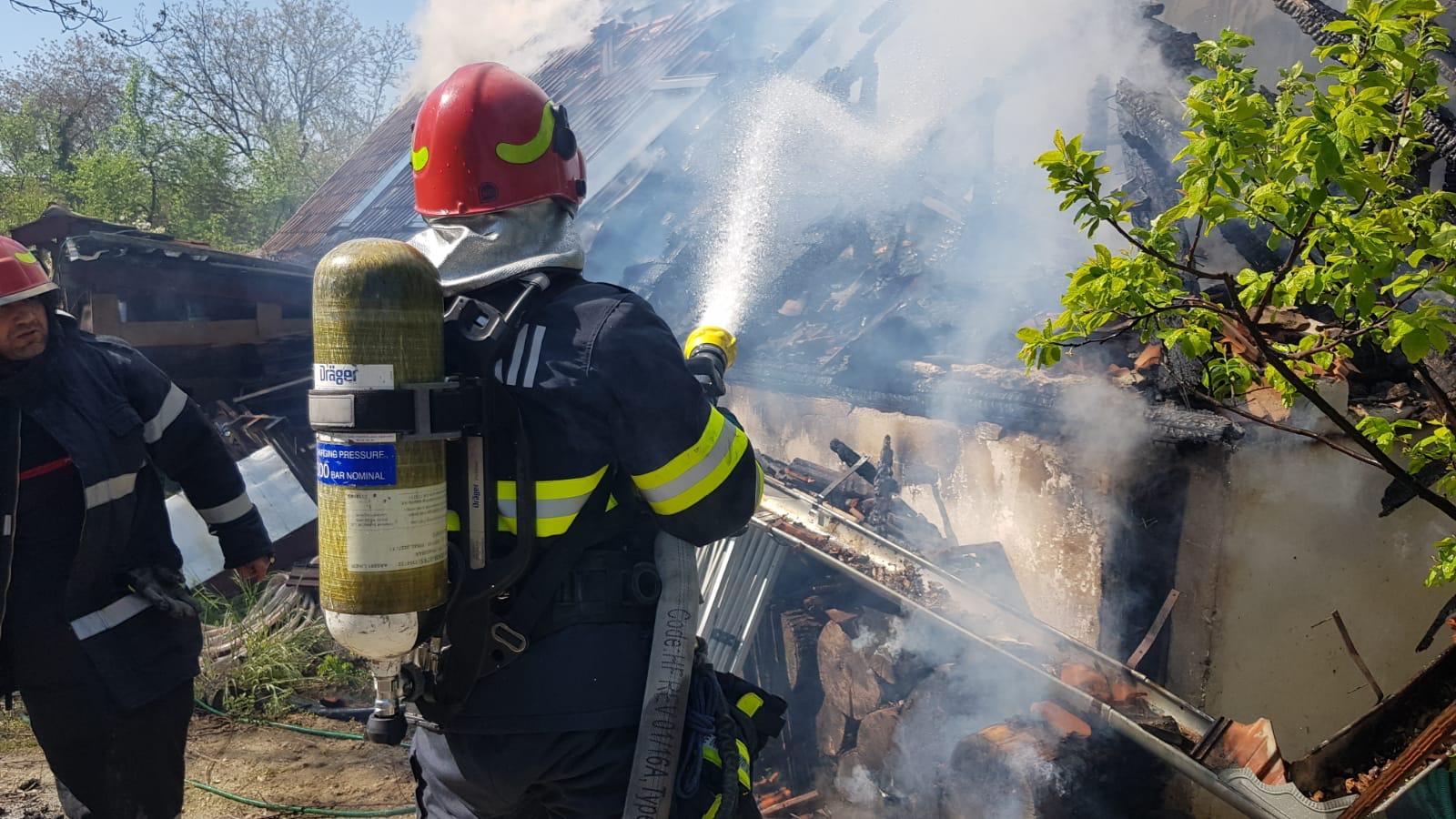 Casă cuprinsă de flăcări după ce proprietarii au dat foc vegetației uscate din apropierea ei, în Timiș