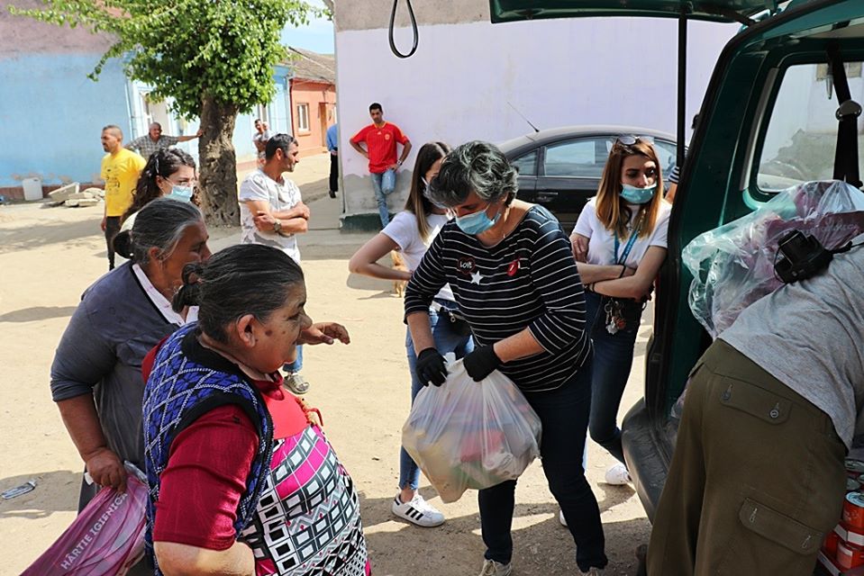 Ajutor de la voluntarii Acasă în Banat pentru bătrâni și familii cu venituri mici din Caraș-Severin