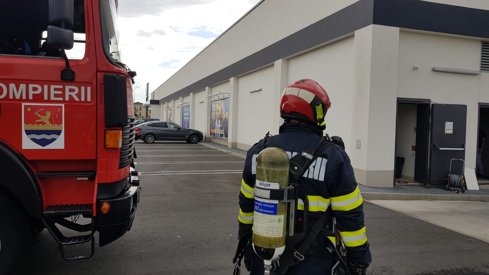 Alertă de incendiu la un supermarket din Ghiroda