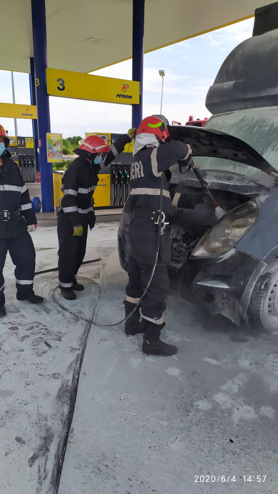 O autocamionetă s-a aprins într-un peco de pe centura ocolitoare a Lugojului