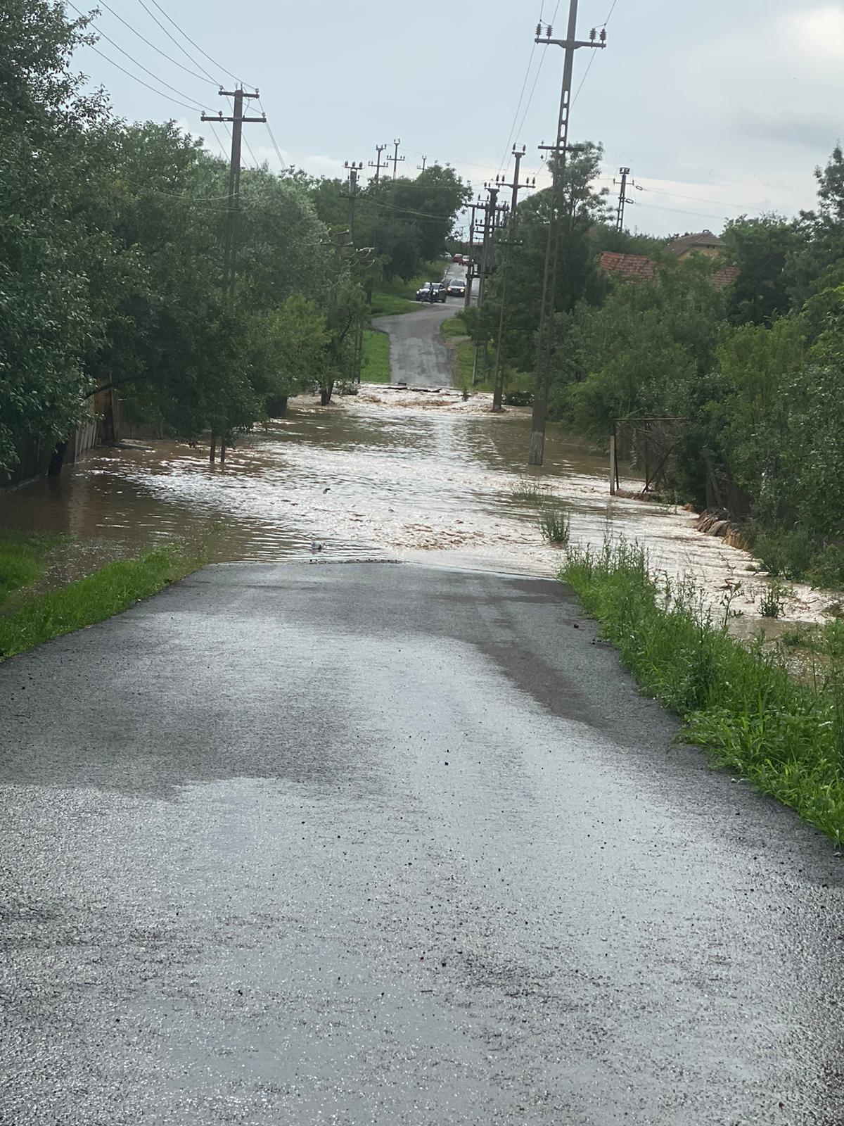 Intervenții ale pompierilor în 10 localități afectate de inundații, în Timiș