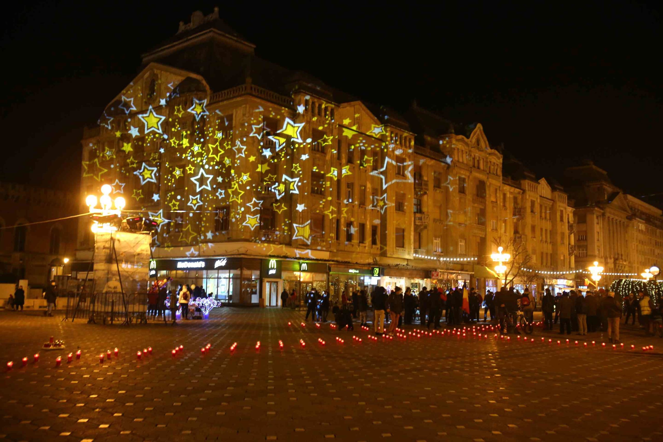 Lumânări pe caldarâmul din Piața Victoriei din Timișoara (2)