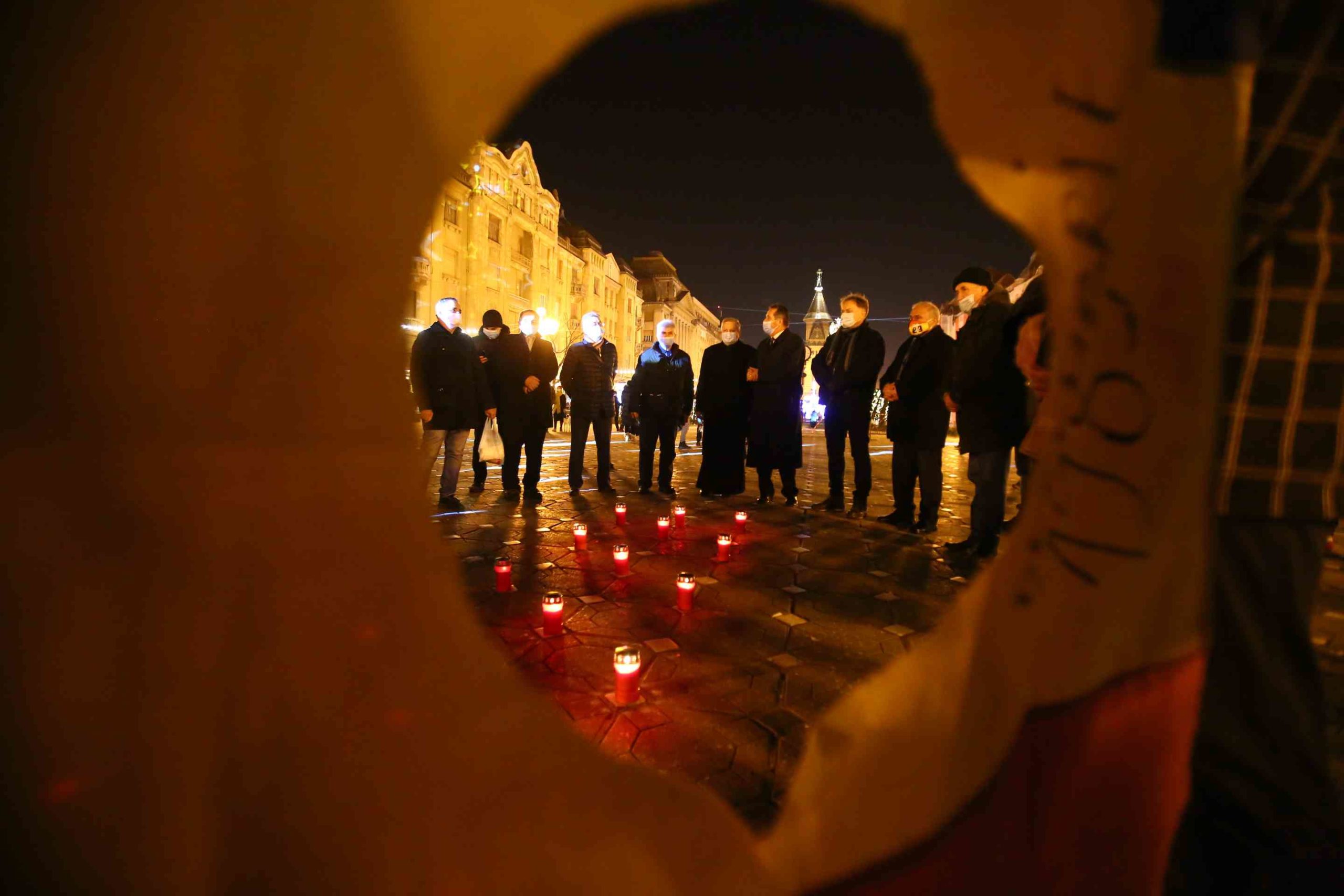 Lumânări pe caldarâmul din Piața Victoriei din Timișoara (6)