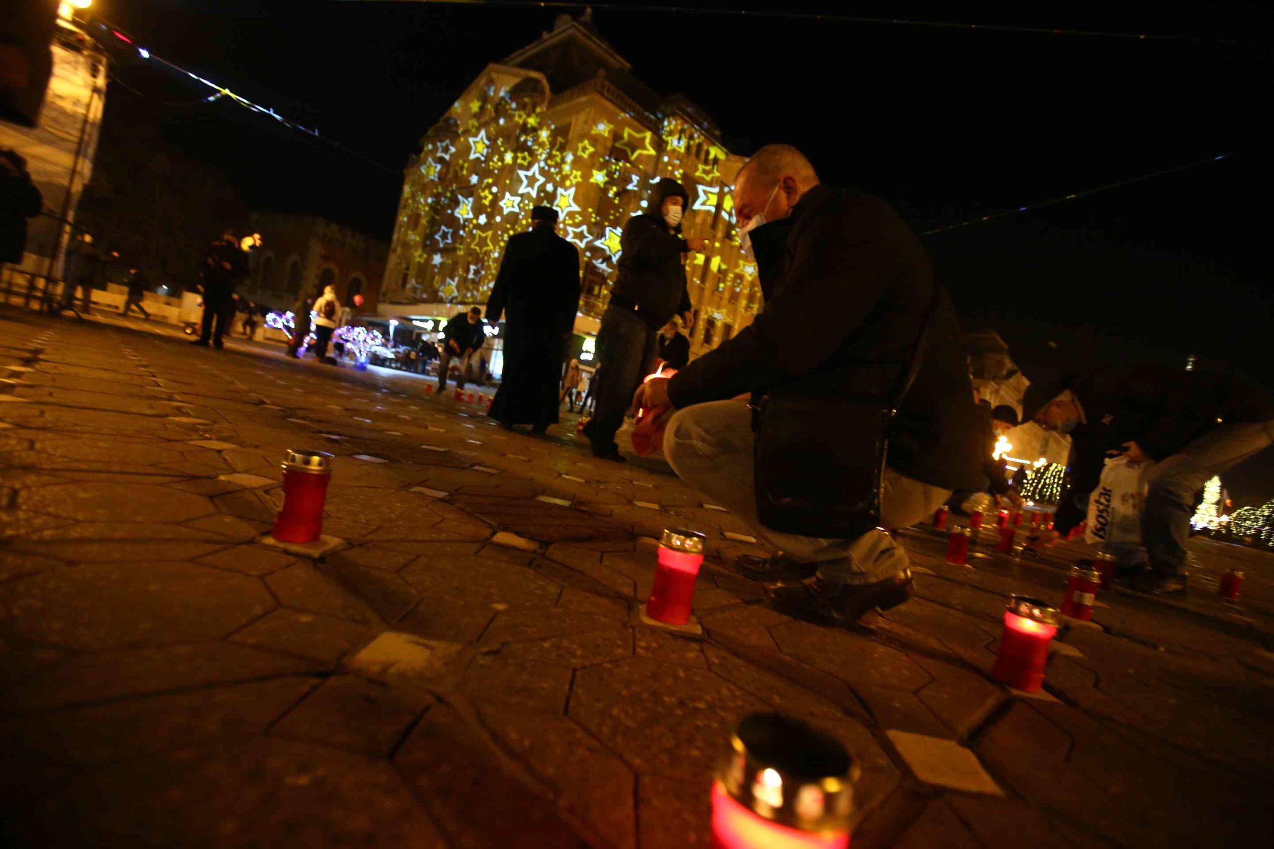 Lumânări pe caldarâmul din Piața Victoriei din Timișoara (7)