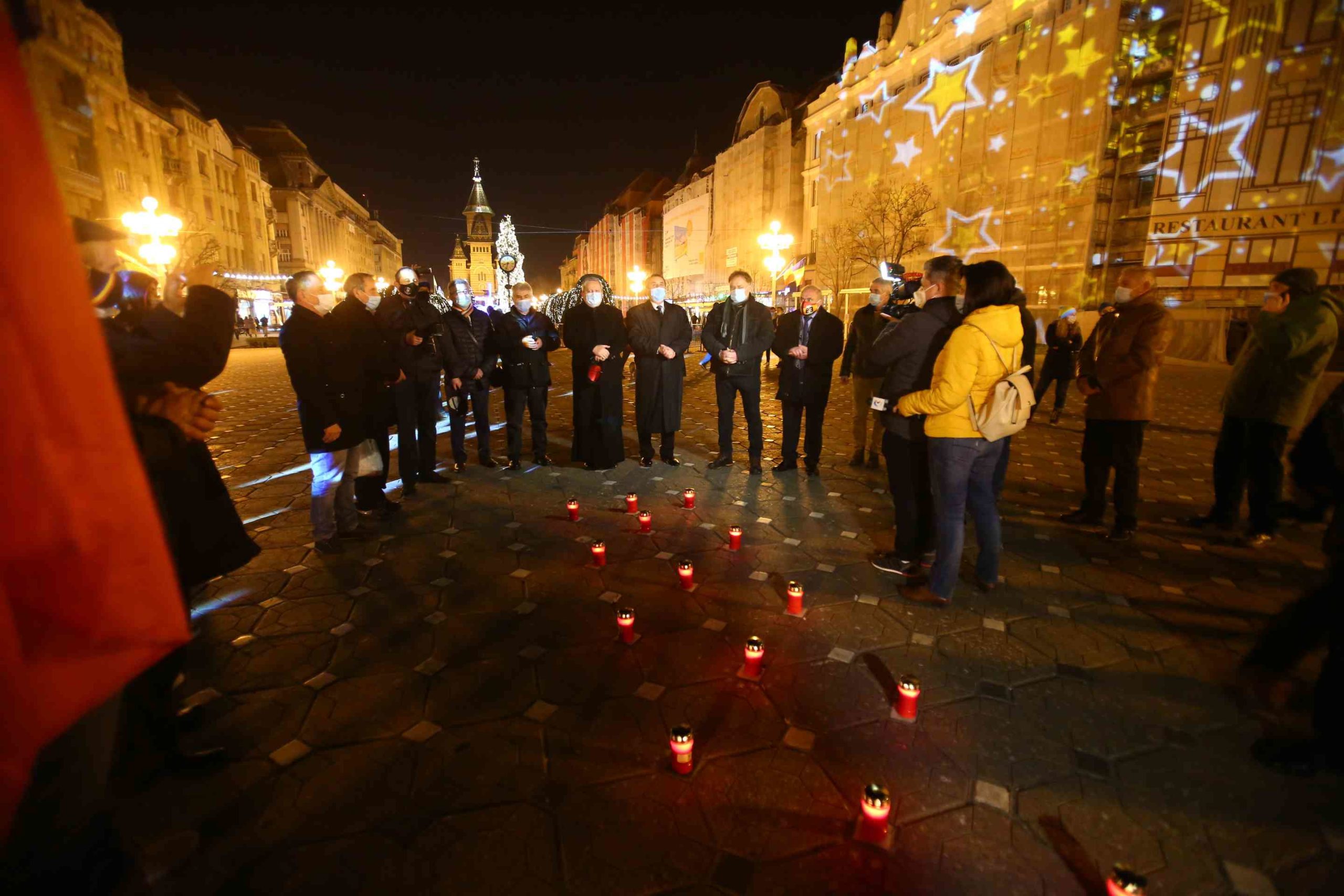 Lumânări pe caldarâmul din Piața Victoriei din Timișoara (8)