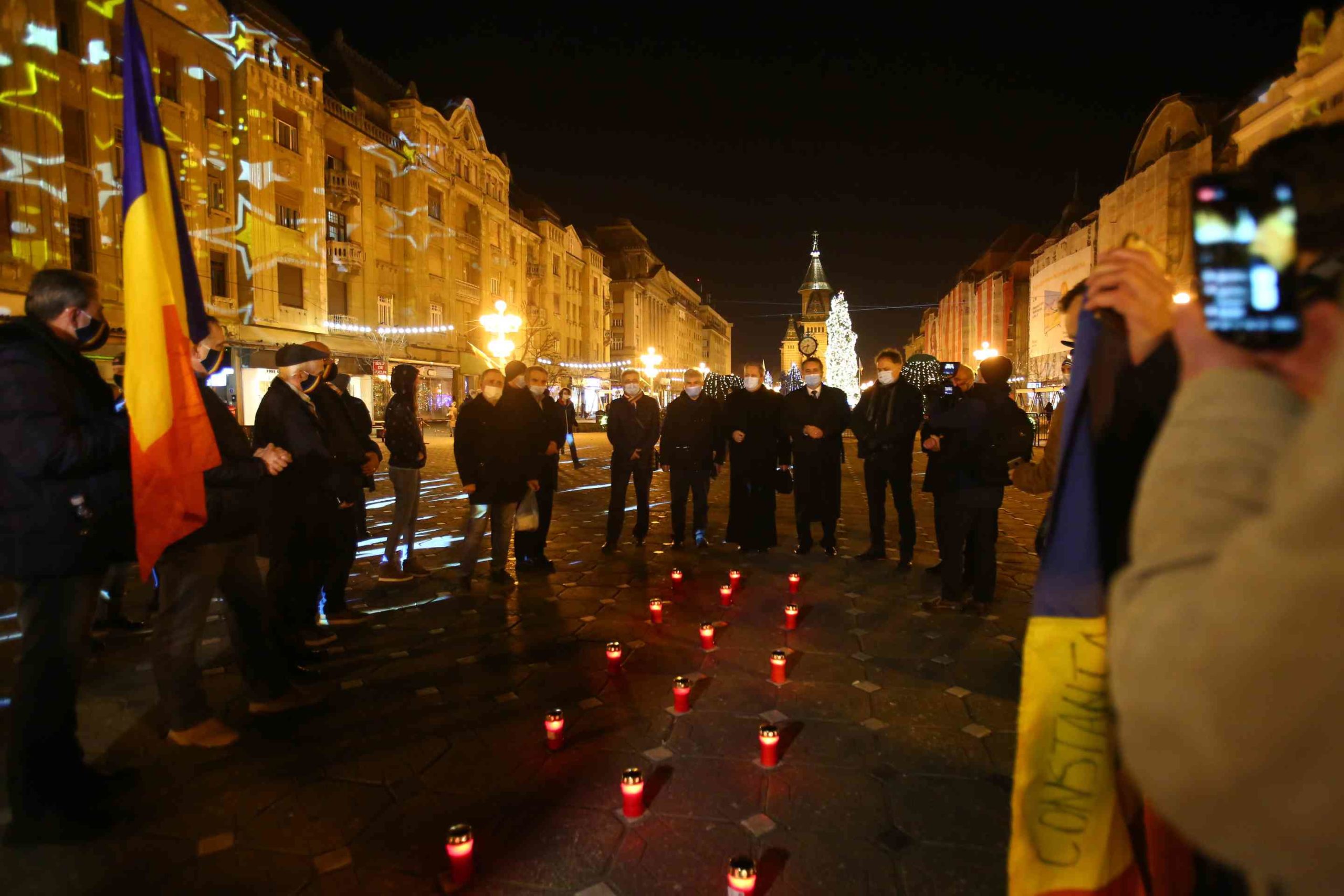 Lumânări pe caldarâmul din Piața Victoriei din Timișoara (9)