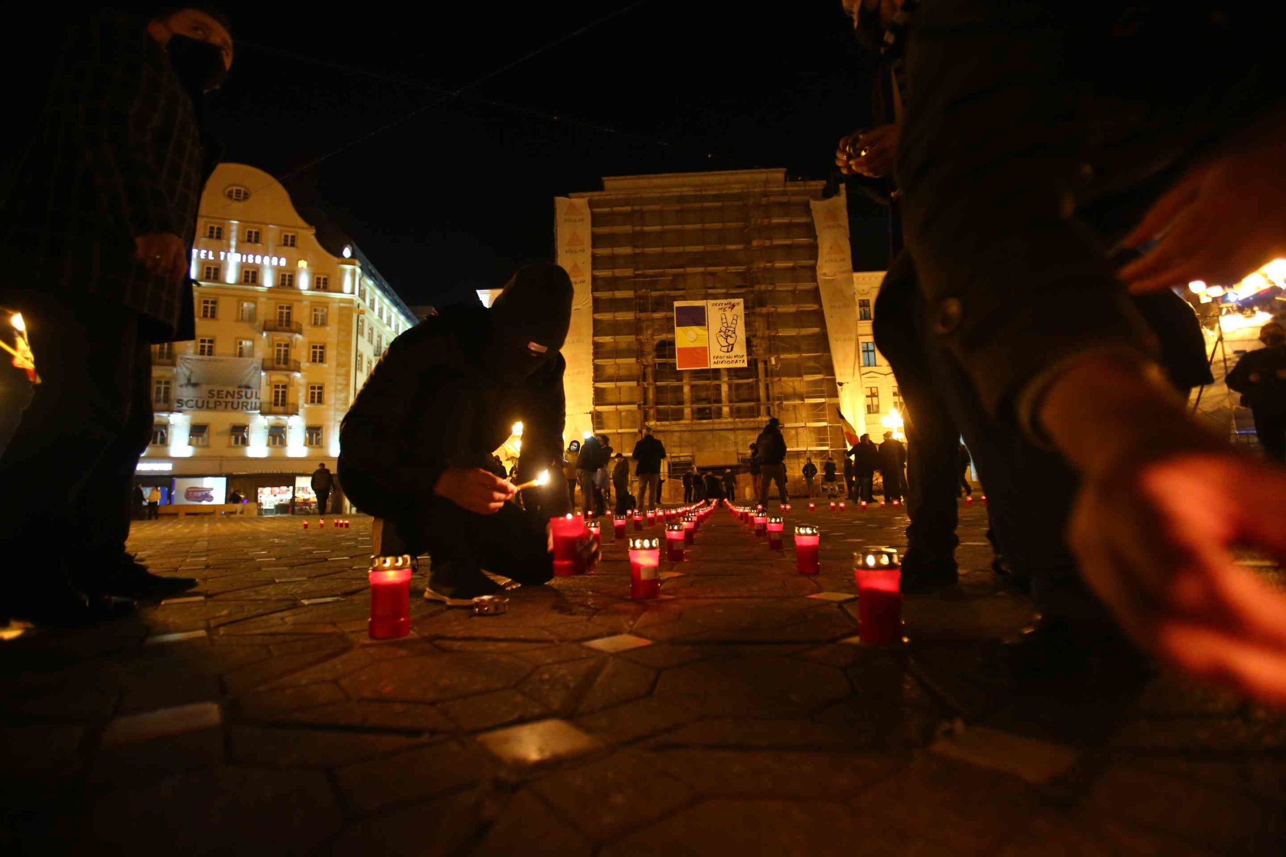 Lumânări pe caldarâmul din Piața Victoriei din Timișoara (10)