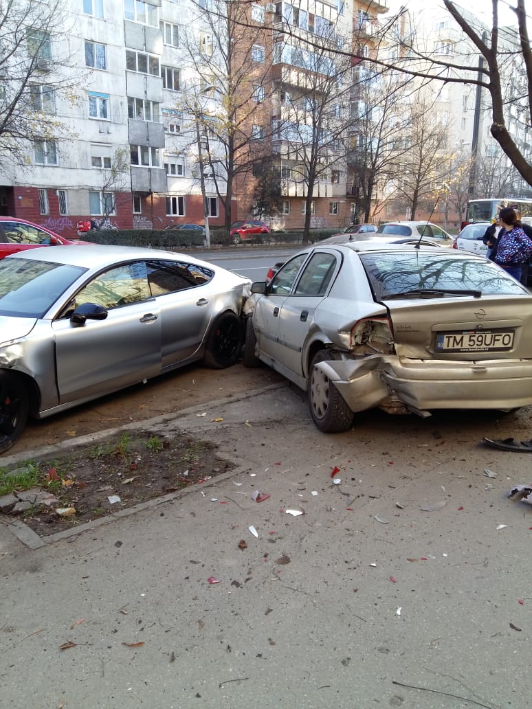 Mașini avariate în urma unui accident rutier, pe Calea Circumvalațiunii din Timișoara