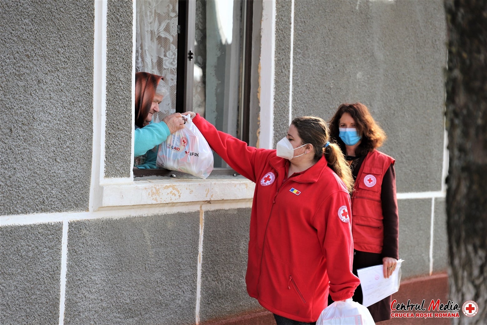 Crucea Roșie Timiș a împărțit pachete cu săpun, hârtie igienică, detergent bătrânilor nevoiași