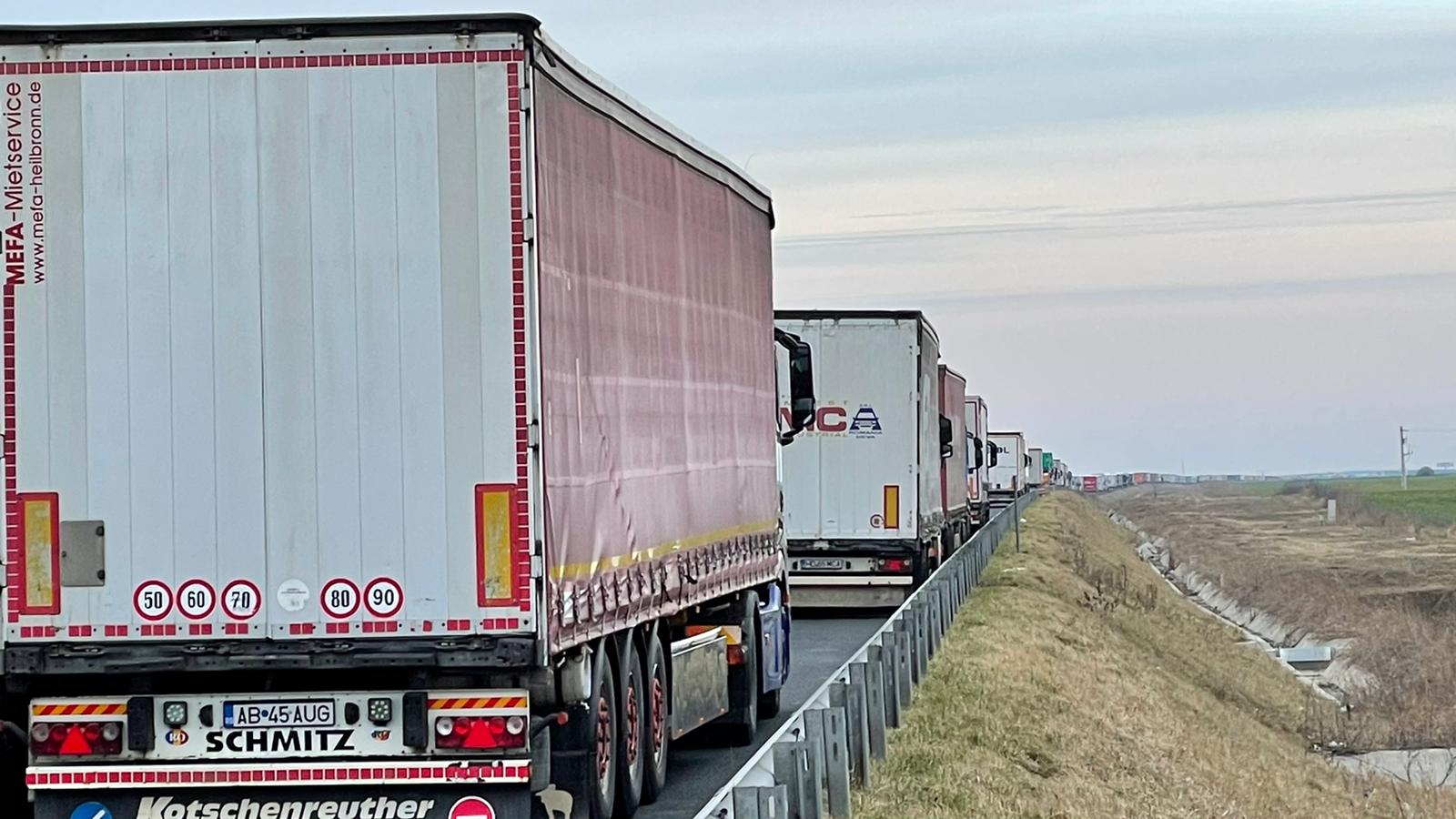 Foto Cozi Infernale De Peste 16 Km La IeÈ™irea Din È›arÄƒ Spre Ungaria In Vama NÄƒdlac Ii Tion