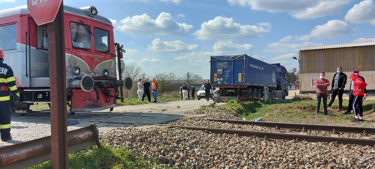 Mașină lovită de tren în localitatea timișeană Pădureni