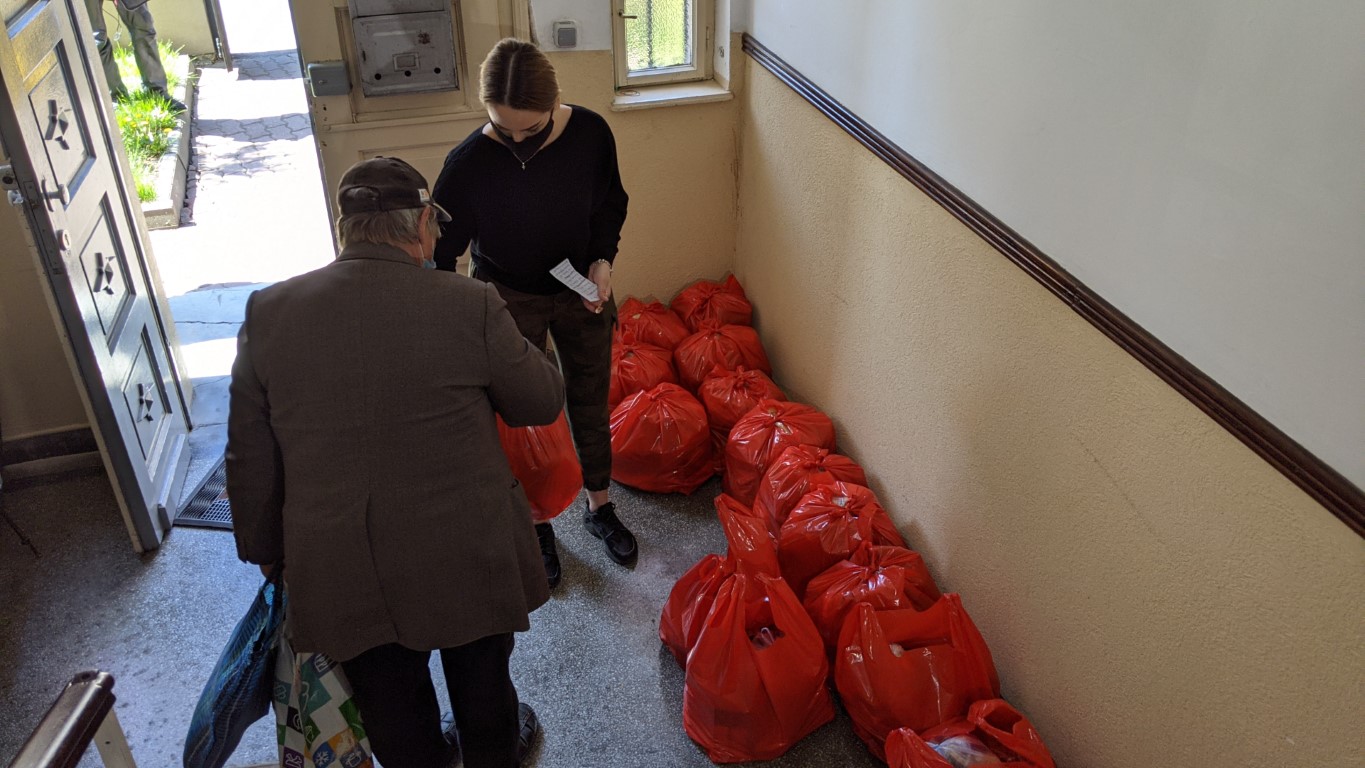 200 de pachete cu alimente, pentru familiile nevoiașe din Parohia Iosefin, Timișoara