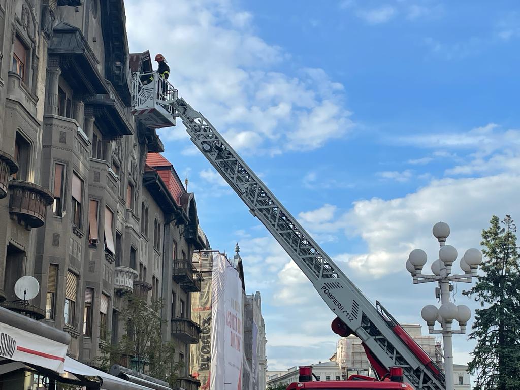 Cade tencuiala și de pe Palatul Dauerbach