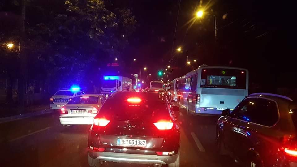 Dubă cu deținuți, lovită de tramvai pe strada Cluj. Șoferul era pe contrasens