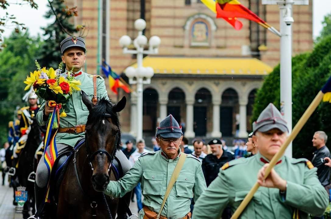 Soldați, subofițeri, generali și surori medicale ca în Primul Război Mondial, prin centrul Timișoarei