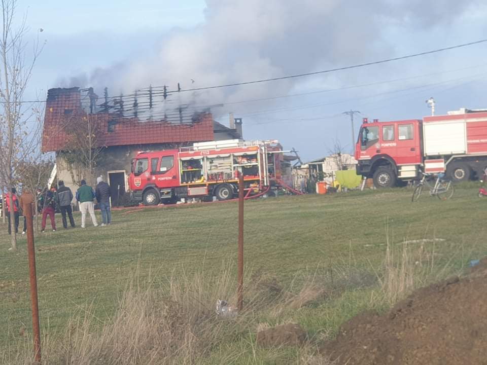 O casă a fost cuprinsă de flăcări la Sânnicolau Mare