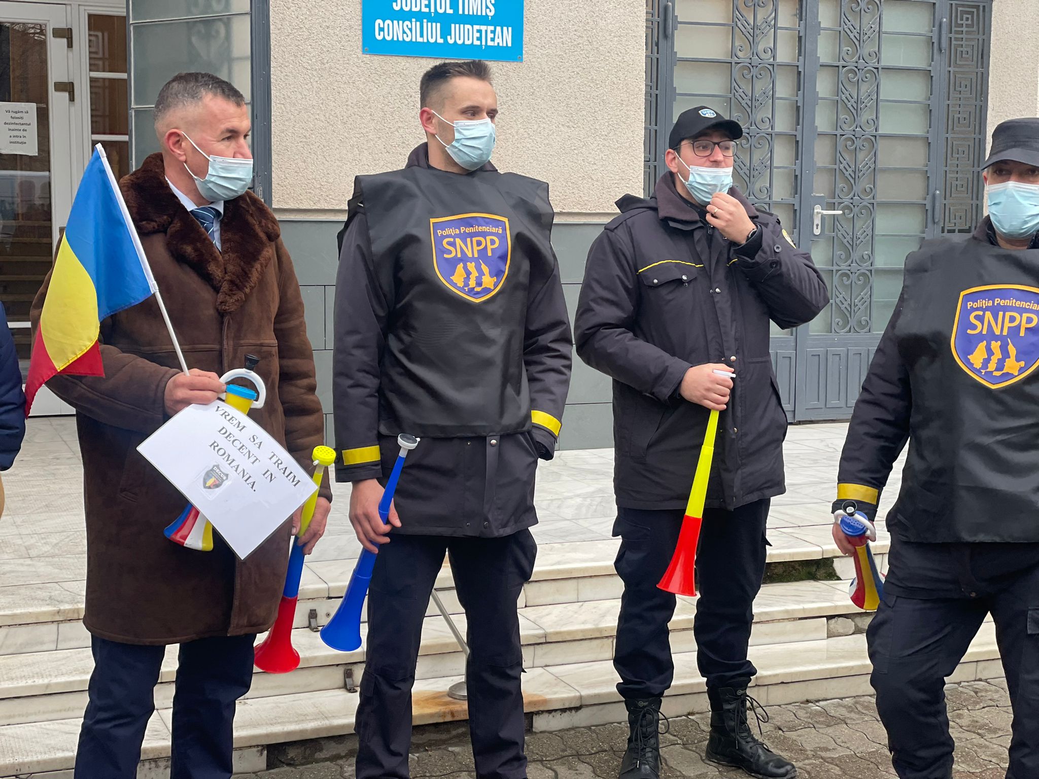 Protest al polițiștilor în fața Prefecturii Timiș