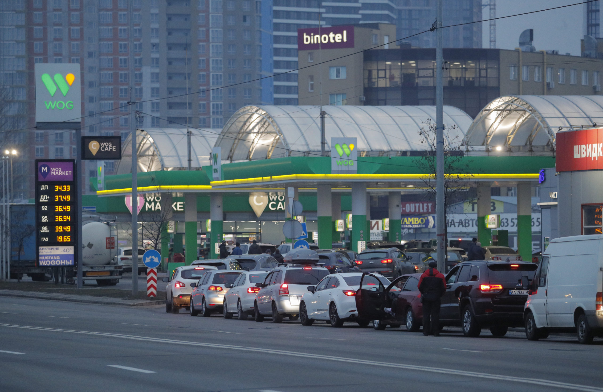 Long queues at gas stations in Kiev as Russian troops enter Ukraine