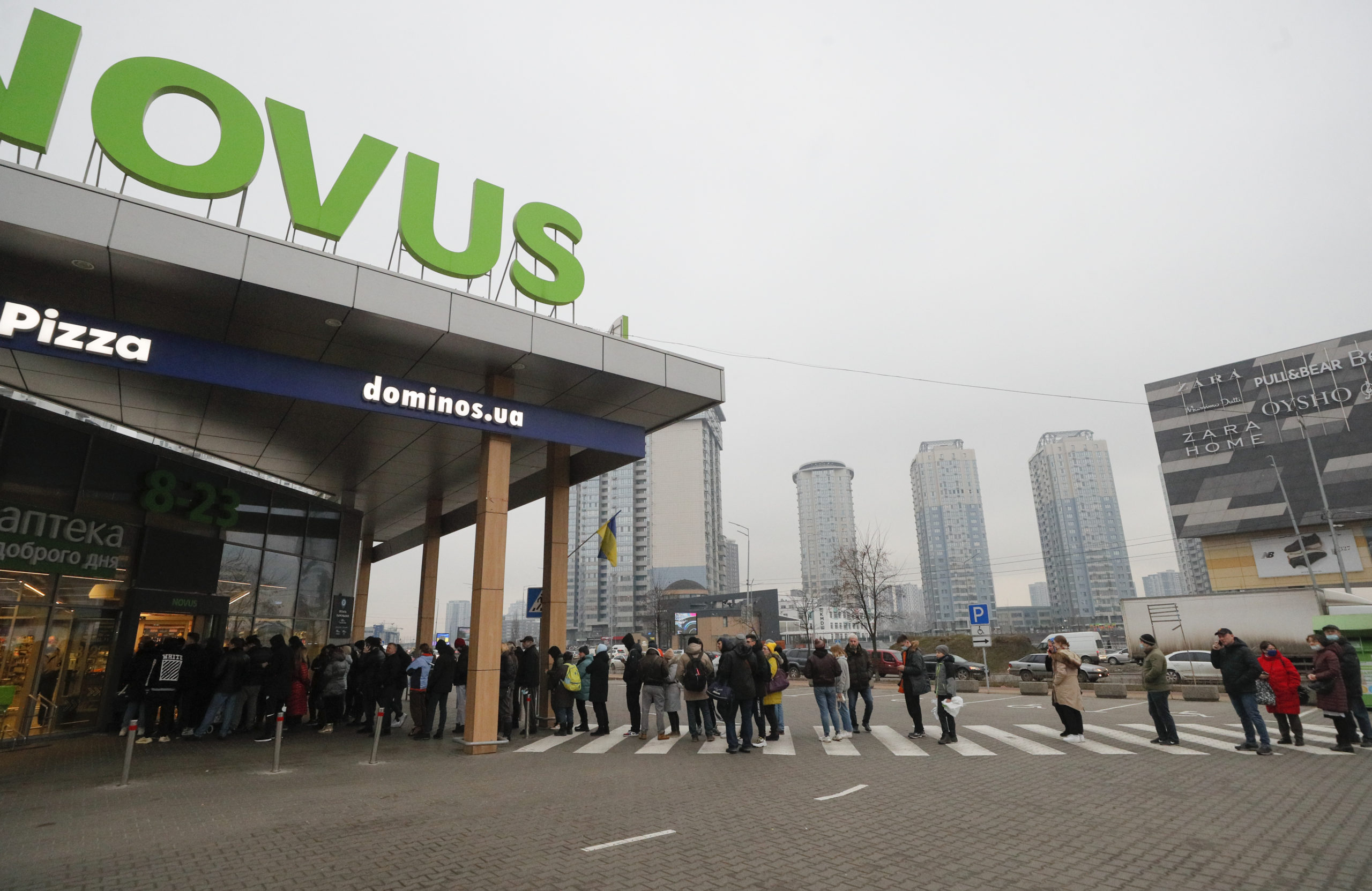 Long queues in Kiev as Russian troops enter Ukraine