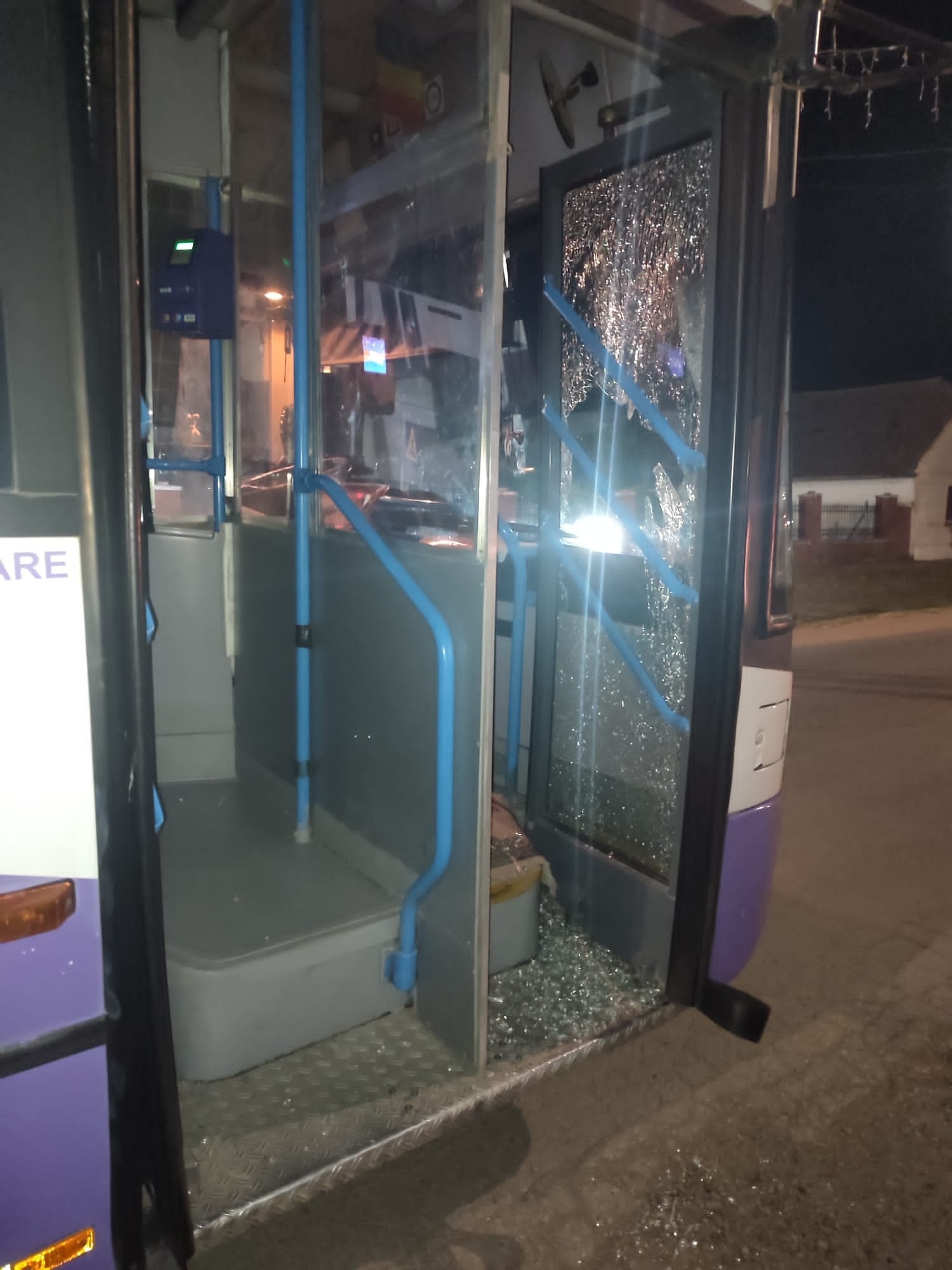 autobuz vandalizat cerneteaz stpt