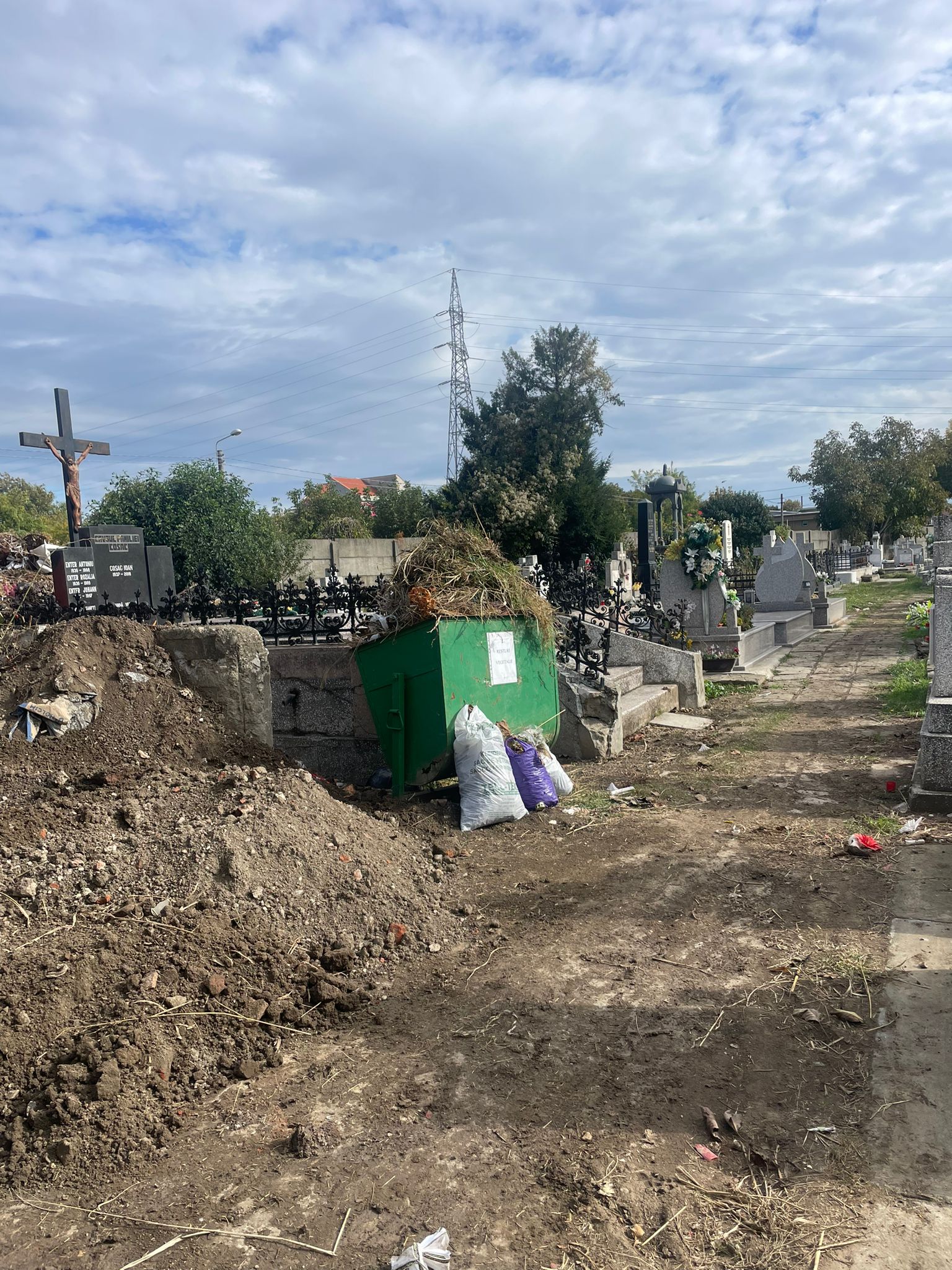 Mizerie în Cimitirul Eroilor