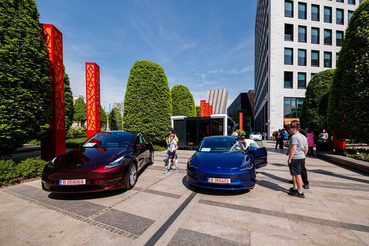 Tesla Pop-Up Store Iulius Town