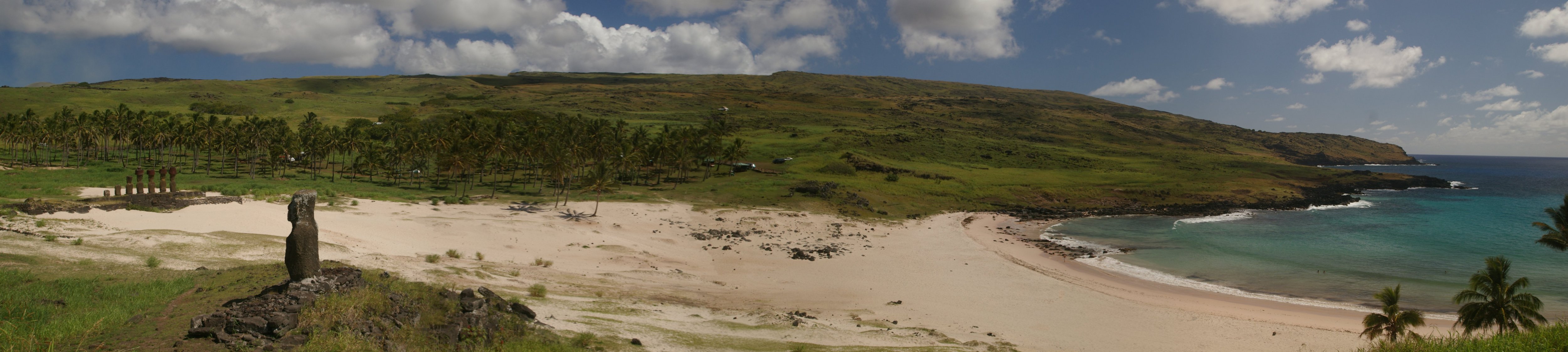 Pano_Anakena_beach (wiki commons)