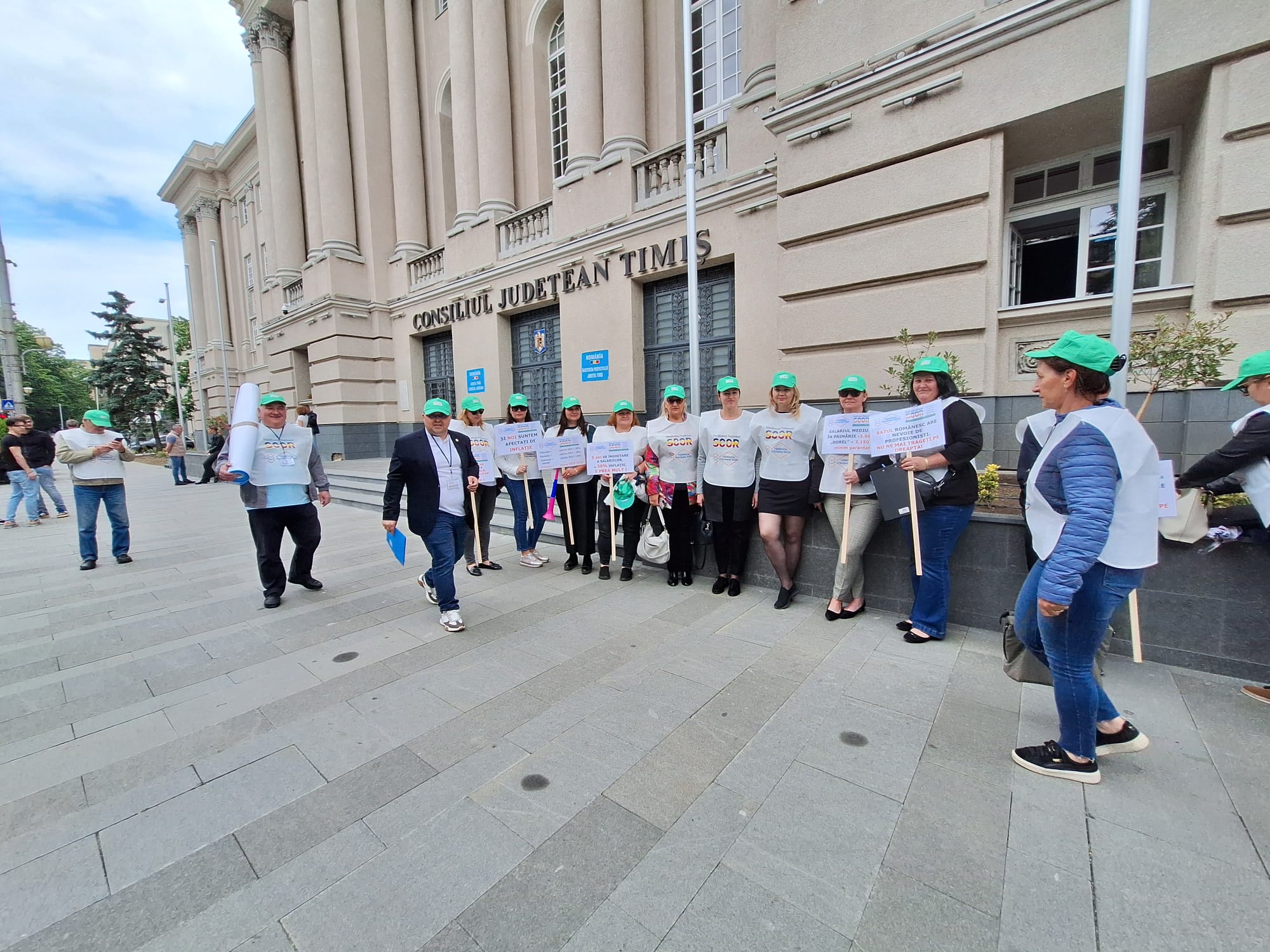 Protest angajați primării