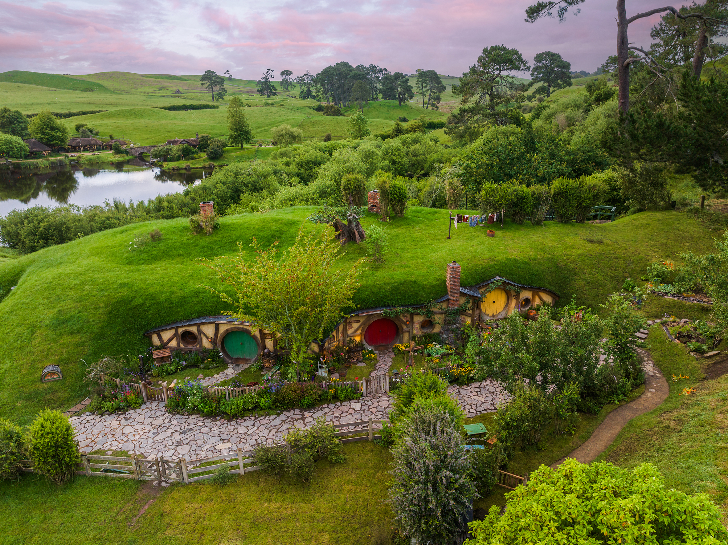 6 Hobbiton Movie Set