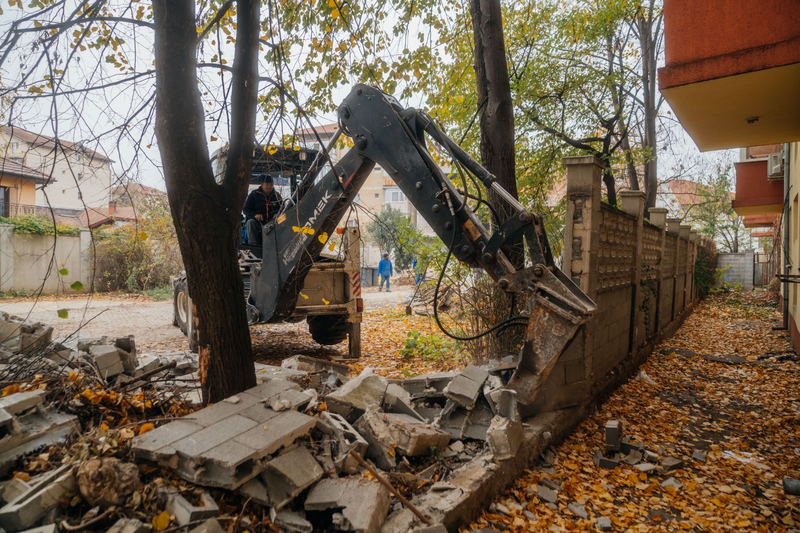 Curte amenajată pe un teren public