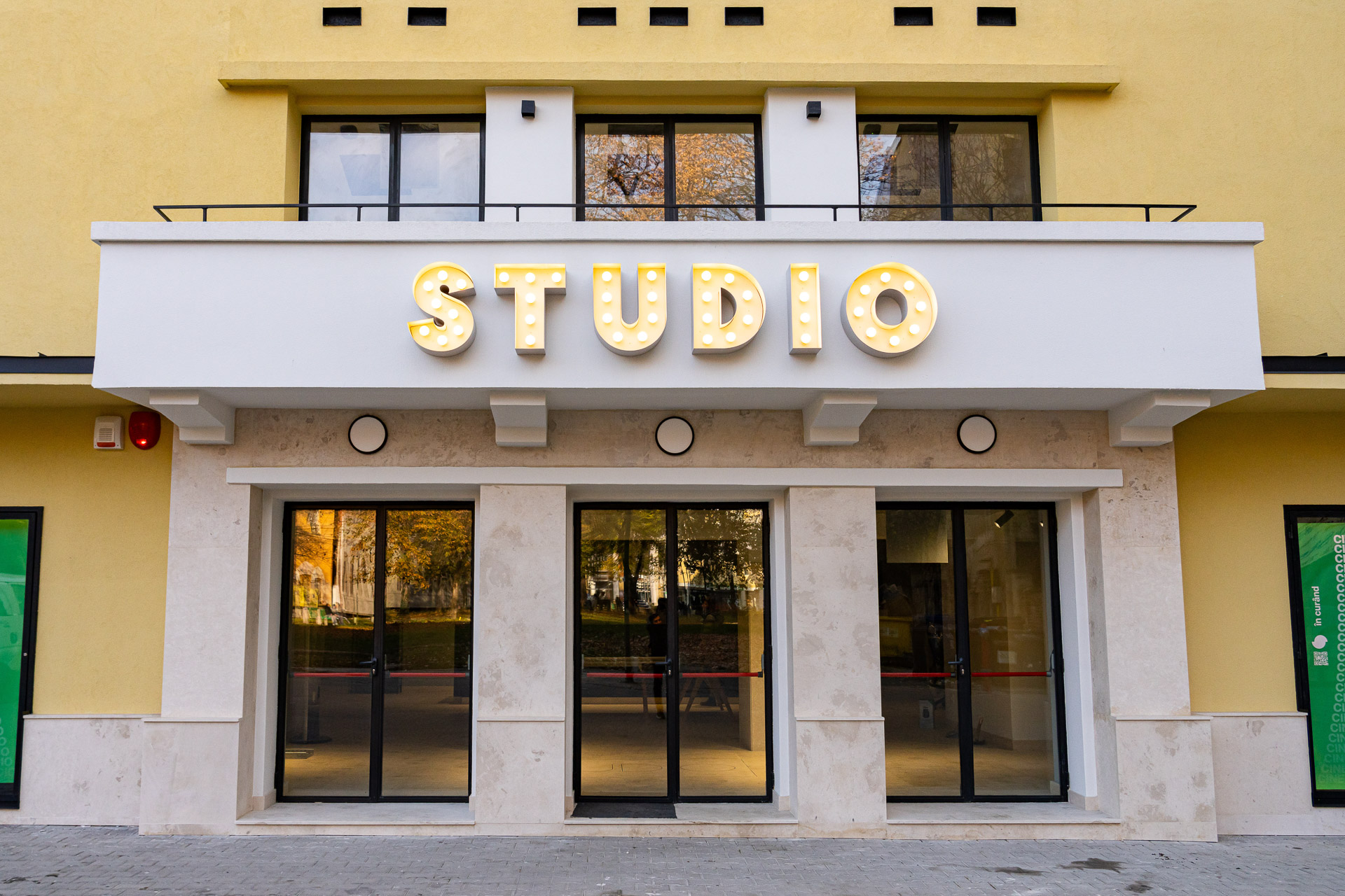 2 Cinema Studio - detaliu fatada